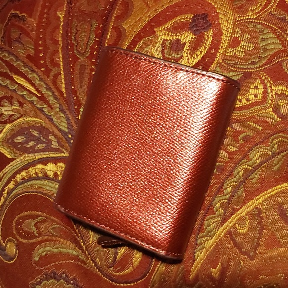 🎃🎃🎃COACH METALLIC CHERRY BUTTON STYLE WALLET .. - Picture 2 of 3